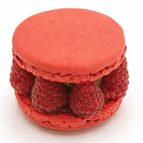 Biscuit Macaron, pesto basilic, confit de framboises et framboises françaises.(dessert sans gluten, sans lactose, sans gélatine)